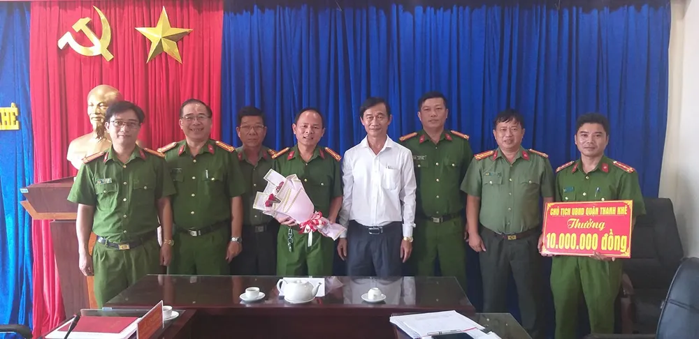 Bắt phụ nữ lừa phỉnh đàn ông vào nhà nghỉ rồi đánh thuốc mê cướp tài sản ảnh 1