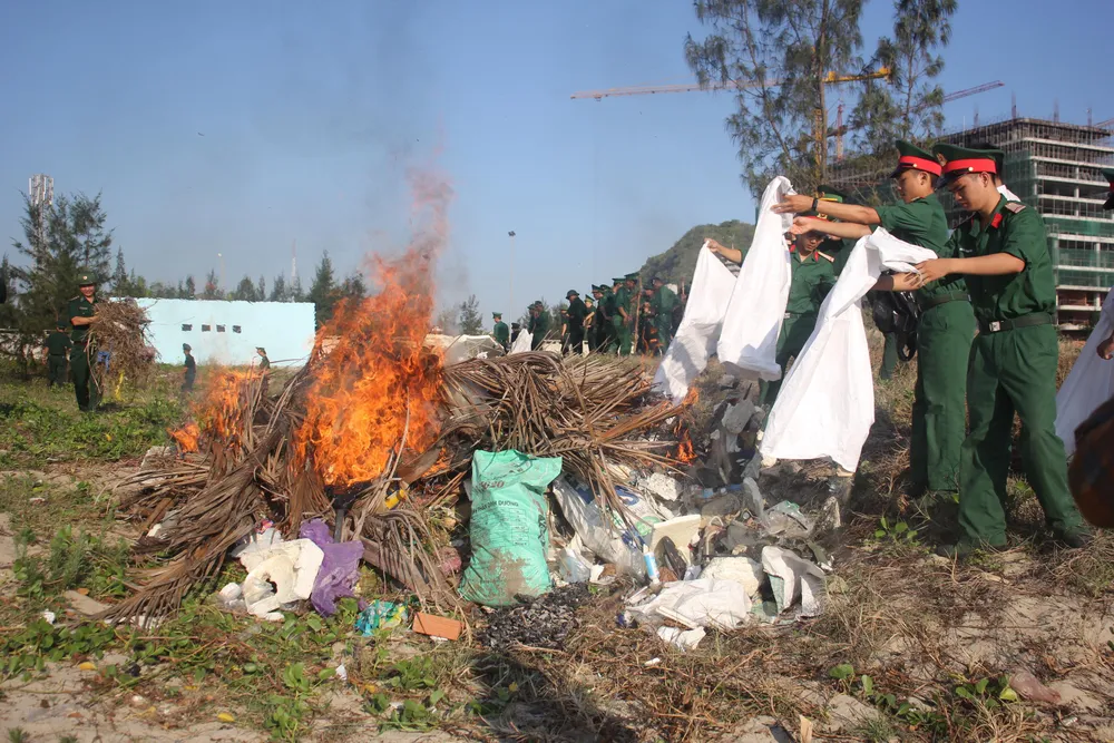 Lực lượng quân đội của TP Đà Nẵng tham gia dọn dẹp bãi biển