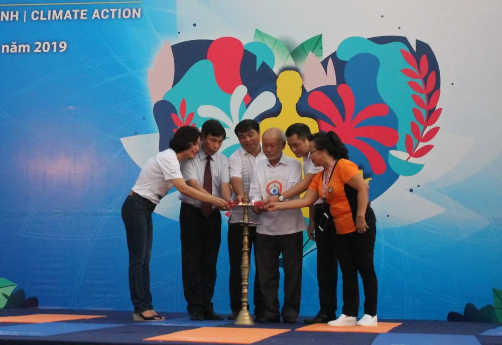 Ban tổ chức đốt đèn khai mạc chương trình