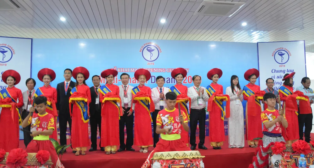 Cắt băng khai mạc triển lãm