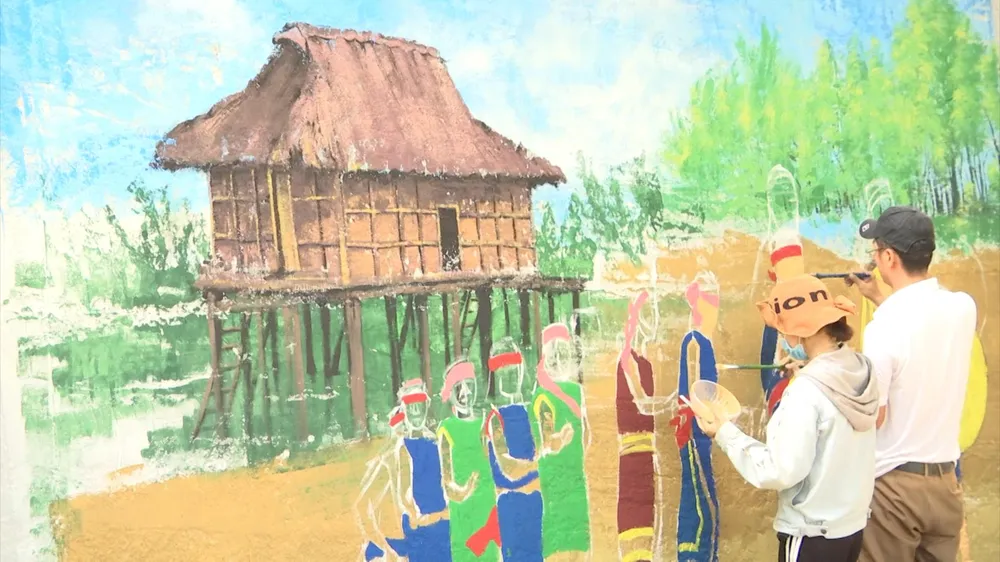 Con đường bích họa cũng có sự tham gia phụ giúp của người lớn, các họa sĩ không chuyên để hoàn thành con đường này