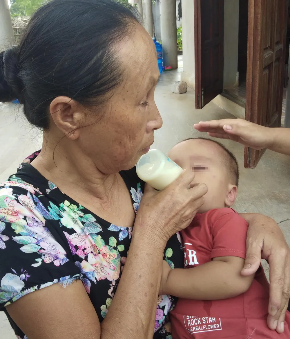 Nghẹn lòng nhìn 2 con thơ bên thi thể người cha tử vong khi tham gia cứu người trên bán đảo Sơn Trà ảnh 1