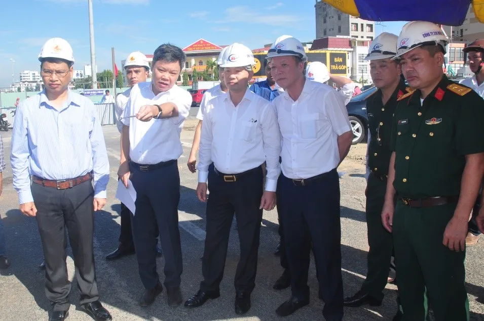 Đồng chí Nguyễn Văn Quảng, Phó Bí thư Thường trực Thành ủy Đà Nẵng (thứ 3 từ trái sang) và đồng chí Hồ Kỳ Minh, Phó Chủ tịch UBND TP Đà Nẵng (bìa trái) kiểm tra dự án Cải tạo cụm nút  giao thông phía Tây cầu Trần Thị Lý