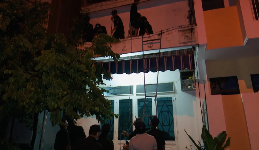 Trắng đêm giúp dân chống bão số 4 ảnh 5