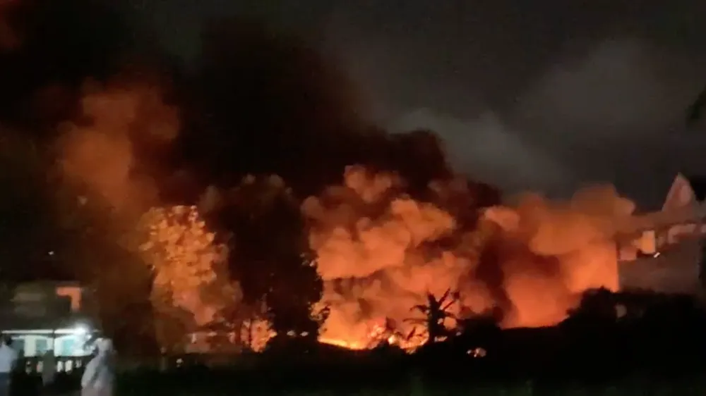 Đà Nẵng: Cháy rất lớn tại kho phế liệu cạnh Quốc lộ 14B  ảnh 1