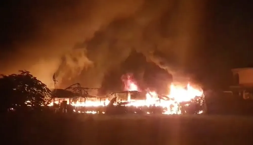 Đà Nẵng: Cháy rất lớn tại kho phế liệu cạnh Quốc lộ 14B  ảnh 2