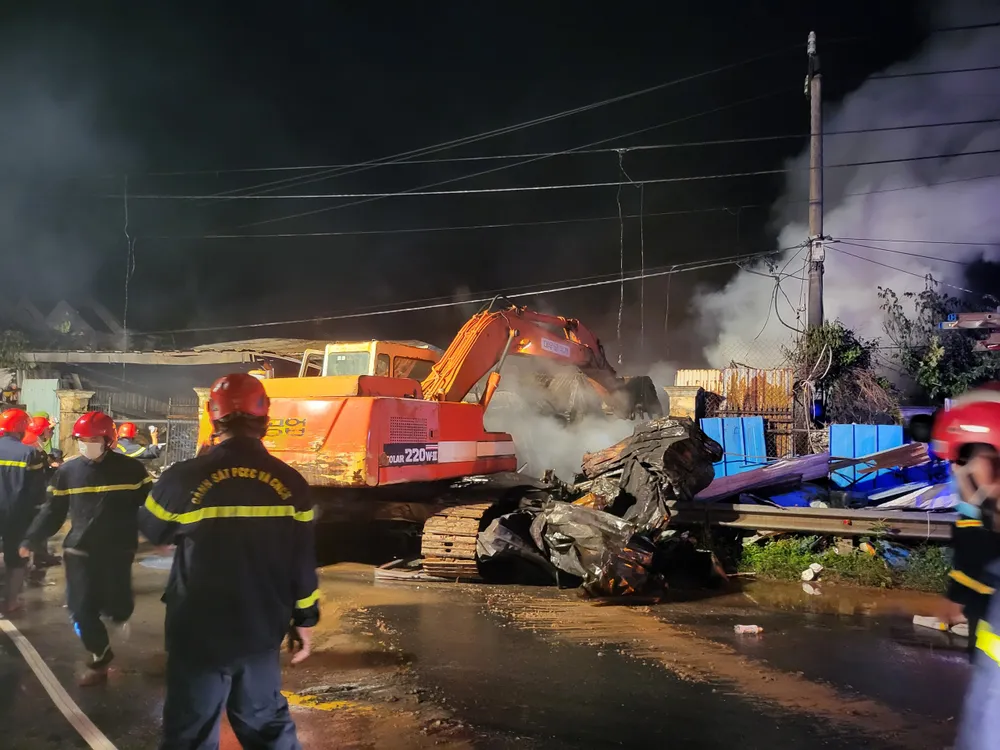 Vụ cháy kho phế liệu bên QL14B: Đã khống chế được ngọn lửa, giao thông trở lại bình thường ảnh 1