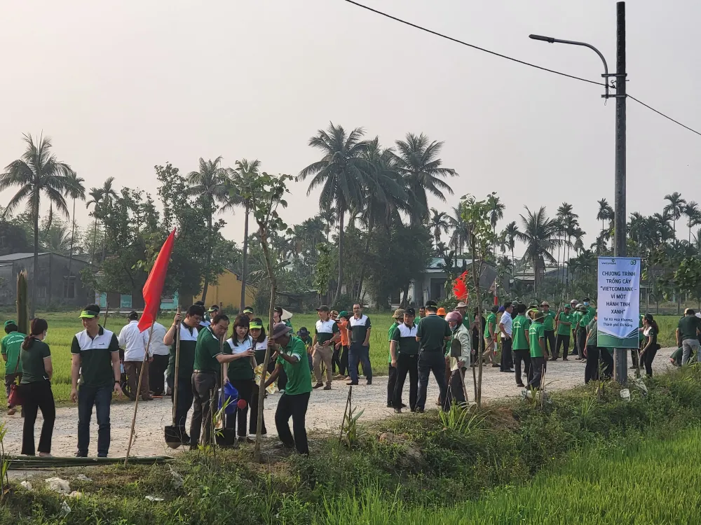 Người dân và cán bộ, nhân viên Vietcombank trồng 1.000 cây xanh trên địa bàn xã Hòa Khương và xã Hòa Phước