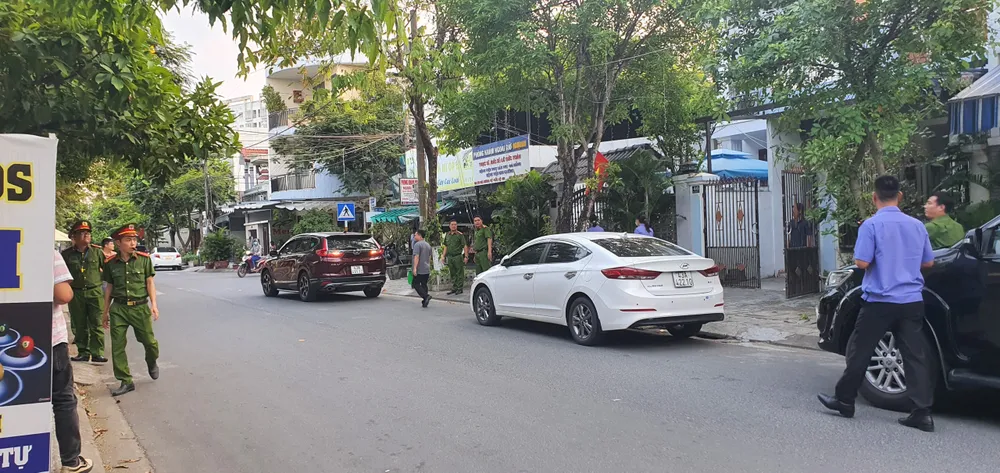 Công an có mặt trước nhà ông Hồ Văn Khoa để chuẩn bị thực hiện lệnh khám xét. Ảnh: XUÂN QUỲNH