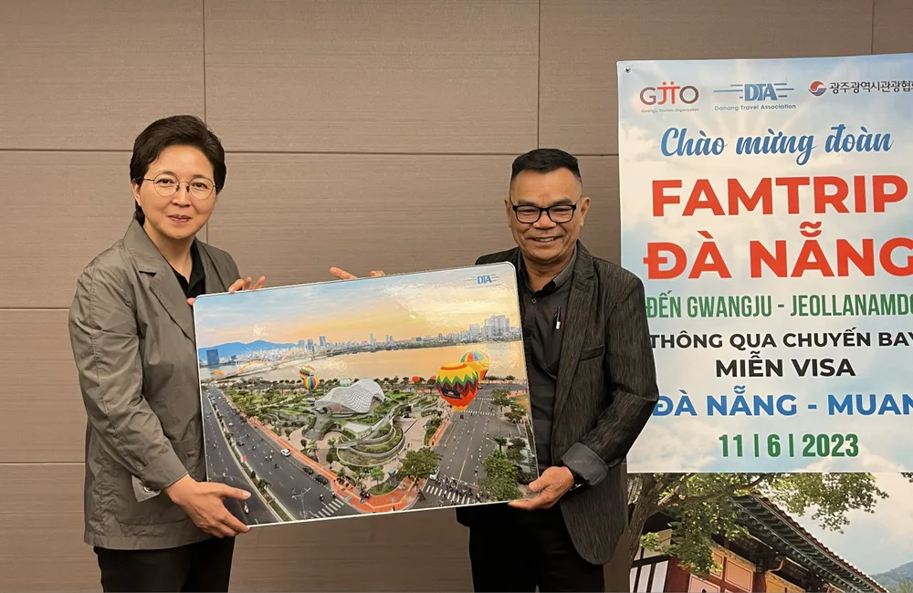 Ông Phạm Đình Hoàng, Phó Chủ tịch Hội Lữ hành Đà Nẵng tặng bức ảnh về TP Đà Nẵng cho bà Kim Jin Kang, Giám đốc cơ quan du lịch Gwangju