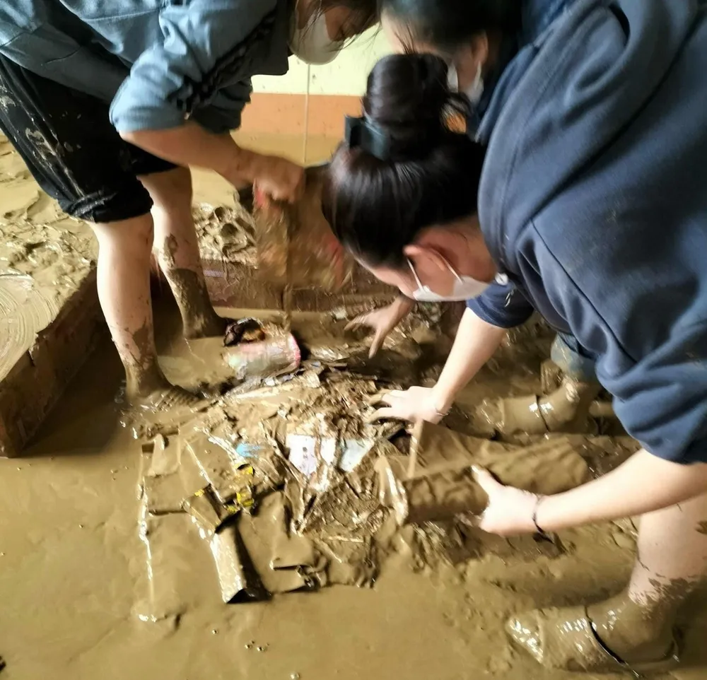 Các cô giáo bới bùn tìm sách Các cô giáo bới bùn tìm sách