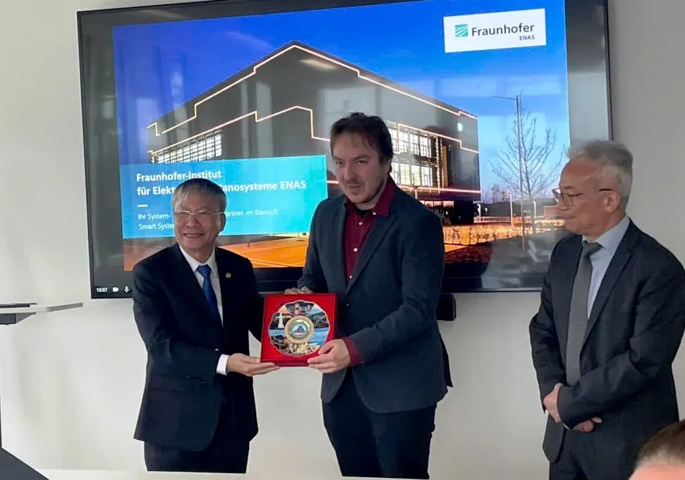 Chủ tịch HĐND TP Đà Nẵng Nguyễn Đức Dũng tặng quà lưu niệm cho ông Benjamin Schreiber, Quản lý dự án kinh doanh quốc tế của Viện Fraunhofer Enas