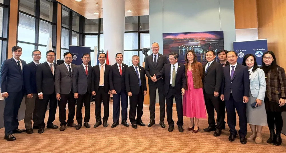 6 Đoàn chụp ảnh với thị trưởng và phó thị trưởng tp Le Havre.jpg