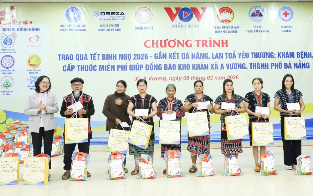 BS.CK 2 Trần Thanh Thủy, Giám đốc Sở Y tế TP Đà Nẵng trao quà Tếttặng người dân xã A Vương.jpg