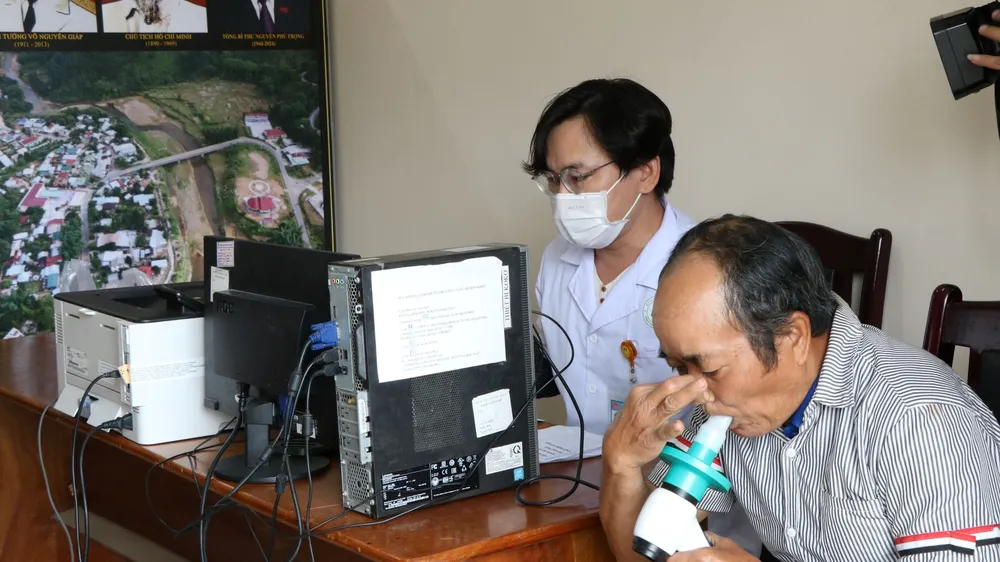 Khám bệnh đường hô hấp cho người dân xã A Vương.jpg