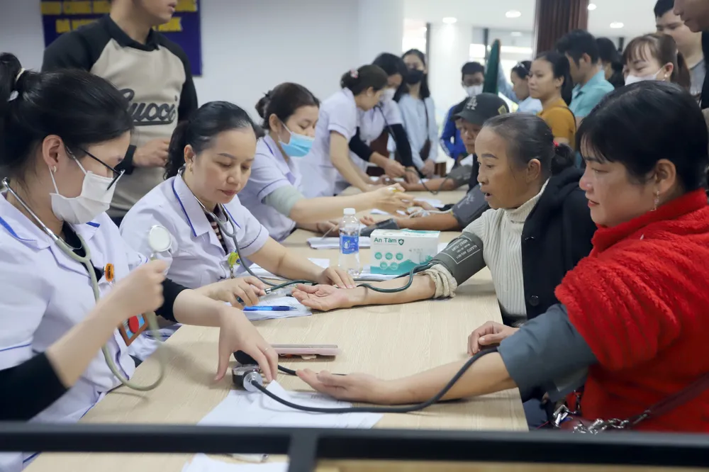 Khám bệnh, phát thuốc miễn phí cho công nhân Khu CN Đà Nẵng và người dân xã Bà Nà, TP Đà Nẵng.jpg