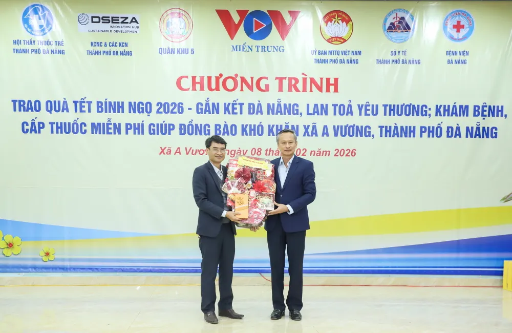 Ông Đoàn Ngọc Hùng Anh, Phó Chủ tịch HĐND TP Đà Nẵng trao quà Tết tặng xã A Vương.jpg
