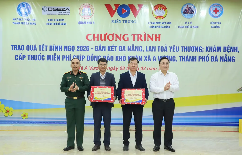 Ông Lê Trí Thanh, Chủ tịch Uỷ ban MTTQ Việt Nam TP Đà Nẵng (áo trắng) và Đại tá Nguyễn Thanh Xuân, Phó Chủ nhiệm Chính trị Quân khu 5 (mặc quân phục) trao quà Tết tặng xã A V.jpg