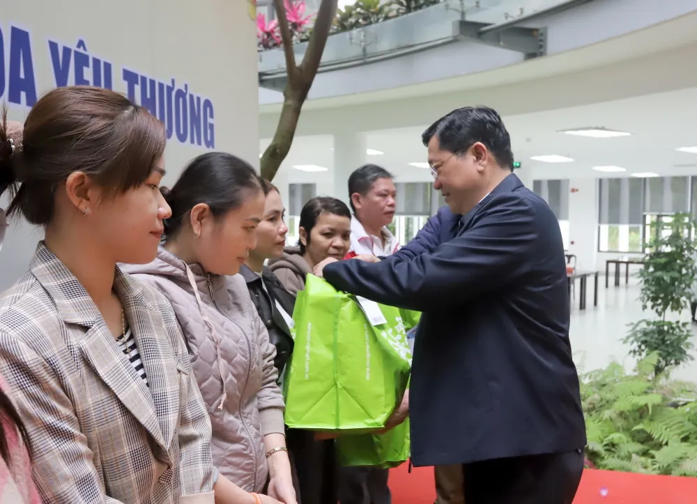 Ông Trần Phước Sơn, Phó Chủ tịch thường trực HĐND TP Đà Nẵng trao quà tặng công nhân nghèo, hoàn cảnh khó khăn.jpg