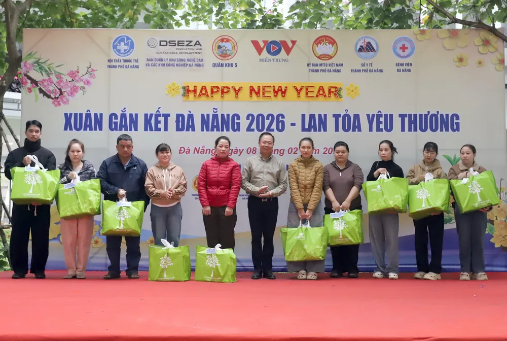 Ông Vũ Quang Hùng, Trưởng Ban quản lý Khu Công nghệ cao và các Khu Công nghiệp Đà Nẵng tặng quà Tết công nhân gặp khó khăn.jpg