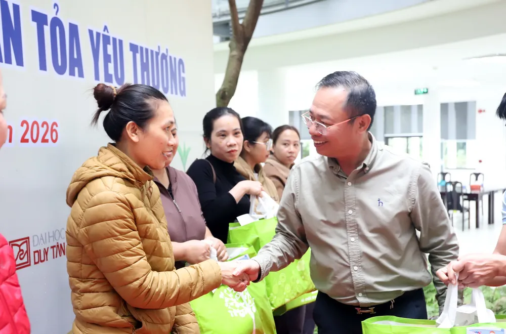 Ông Vũ Quang Hùng, Trưởng Ban quản lý Khu Công nghệ cao và các Khu Công nghiệp Đà Nẵng trao quà tặng công nhân nghèo, khó khăn.jpg