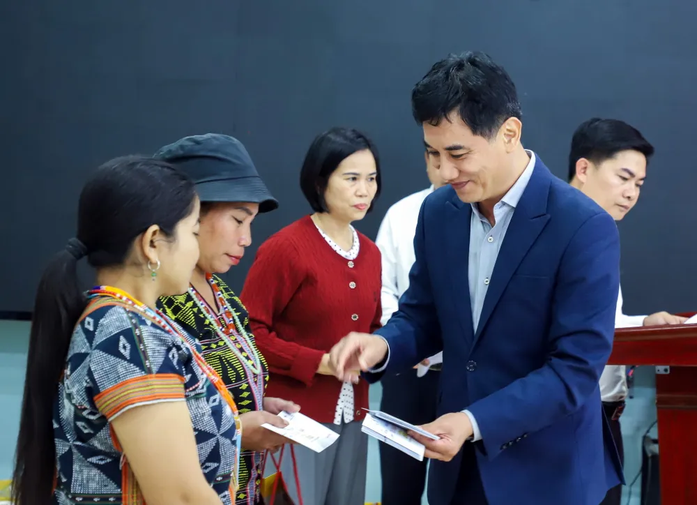 TS.BS Lê Đức Nhân, Giám đốc Bệnh viện Đà Nẵng trao quà Tết tặng người dân xã A Vương.jpg