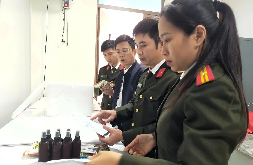 4_ Ban chuyen an thu giu.jpg