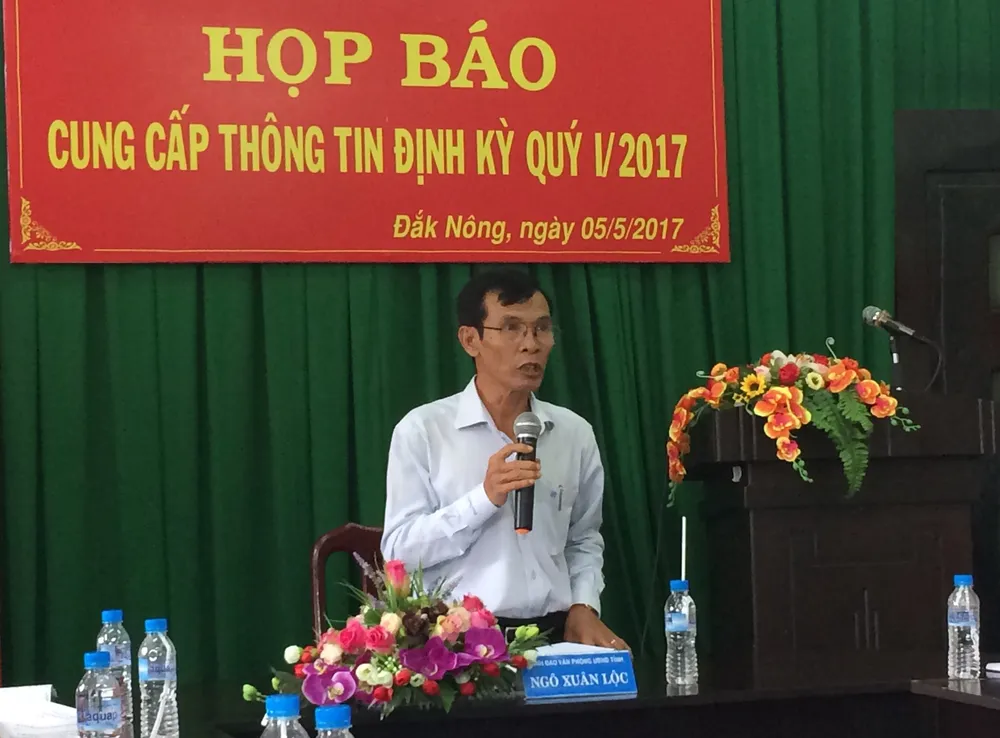 Ông Ngô Xuân Lộc cho biết 2 chiếc xe do doanh nghiệp tặng được sử dụng vào công việc chung của tỉnh. Ảnh CÔNG HOAN.