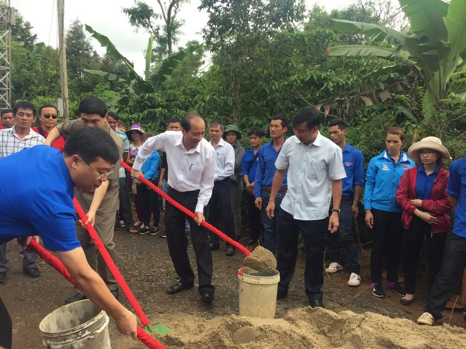Thanh niên tình nguyện ra quân xây dựng nông thôn mới ảnh 1