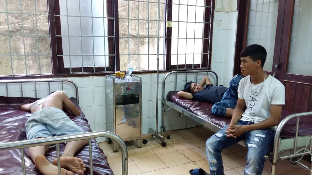 Ba thanh niên bị Công an xã Ea Kao bắn đang nằm điều trị tại bệnh viện. Ảnh MINH ANH