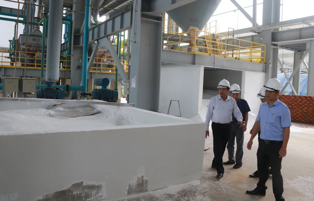 Đoàn công tác Bộ Công thương kiểm tra nơi phát tán bột alumin ra môi trường. Ảnh CÔNG HOAN