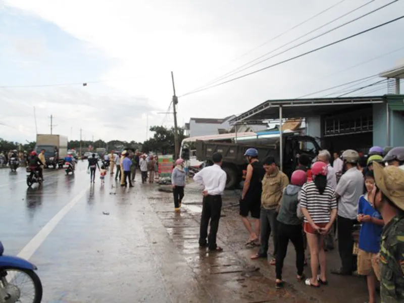 Xe tông nhau liên hoàn, nhiều người bị thương ảnh 2