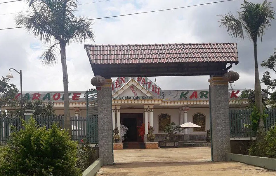 Cự cãi với bí thư xã tại quán karaoke, một thanh niên bị đánh trọng thương ảnh 1