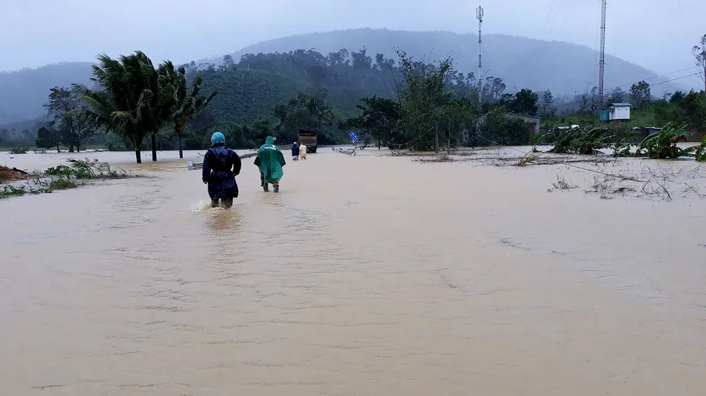 Mưa lớn kèm theo gió mạnh khiến hàng trăm căn nhà tại Đắk Lắk bị tốc mái ảnh 1
