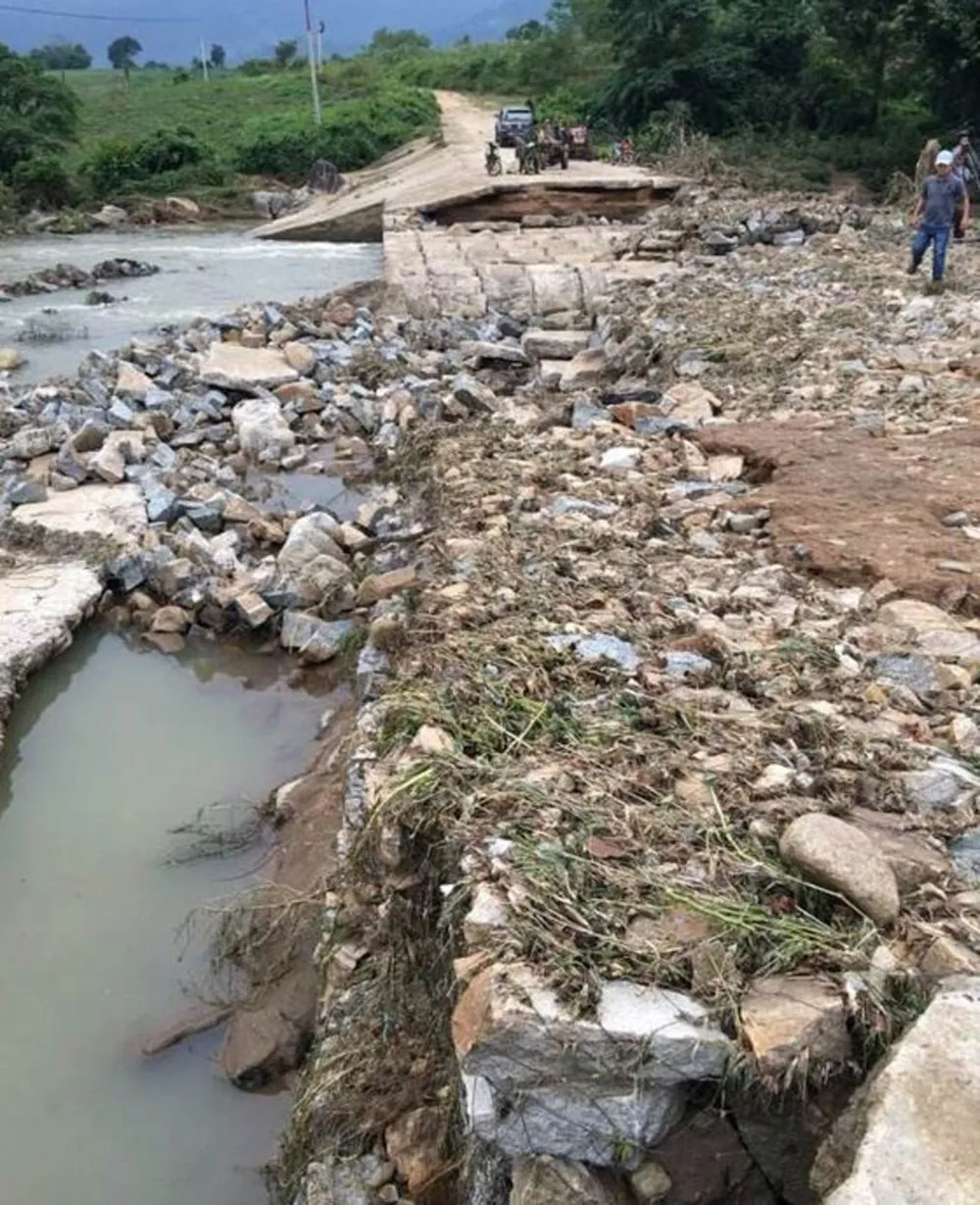 Mưa lớn kèm theo gió mạnh khiến hàng trăm căn nhà tại Đắk Lắk bị tốc mái ảnh 3