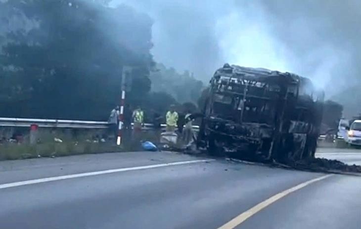 8月1日上午，罗山-粹鸾高速公路上客车火警现场。