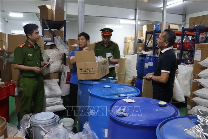 职能力量检查Gold Care产品加工原料仓库。