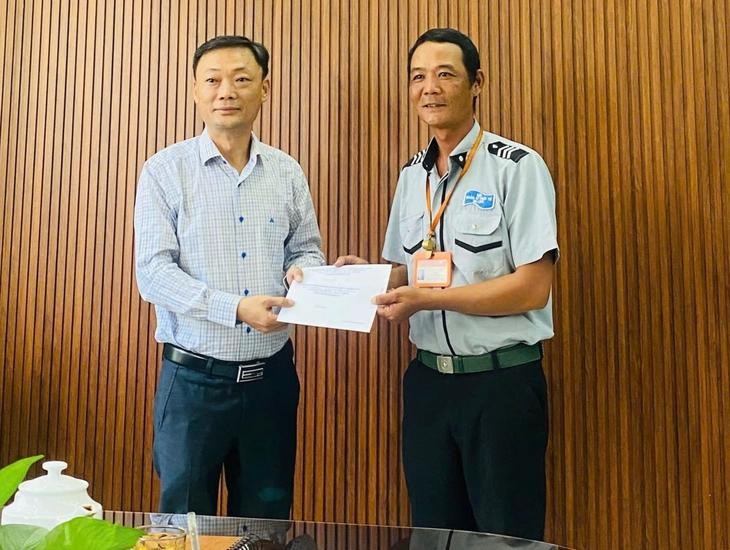 山茶半岛和岘港旅游海滩管委会表彰潘青桢并颁授临时奖励。