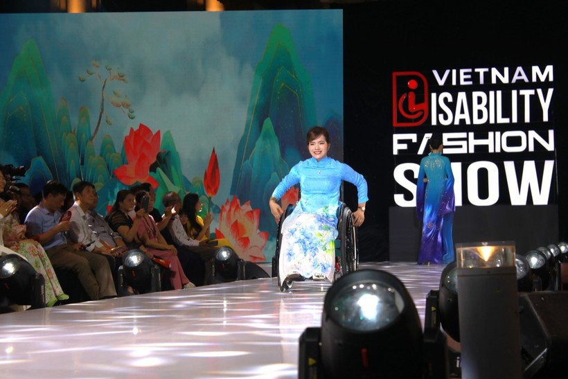 2025年越南残疾人时装秀表演一幕。