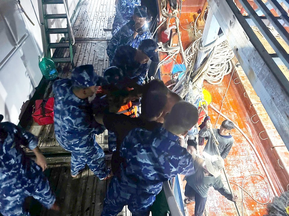 将伤者转移到海警船上进行初步急救。