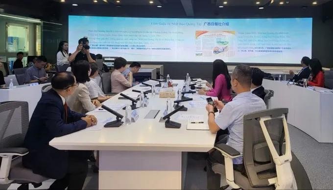 越南主要新闻机关代表团与中国《广西日报》举行关于人工智能在新闻报导活动的工作会议。