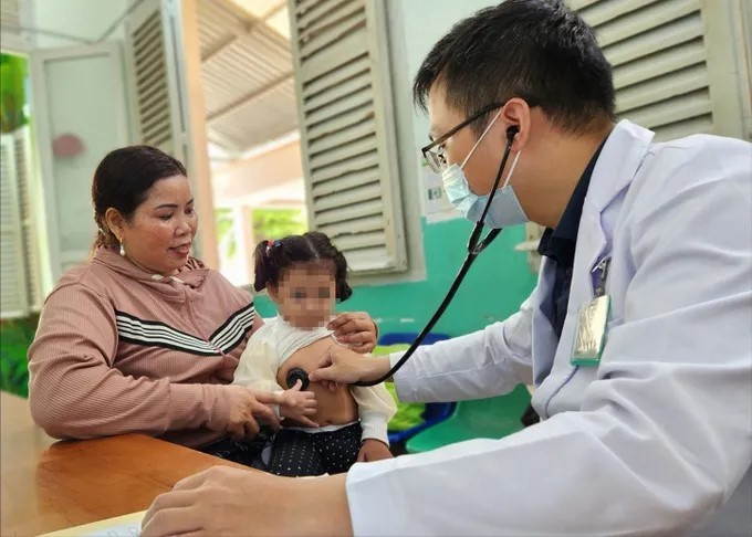 一名患肺炎女童在胡志明市第二儿童医院接受检查。