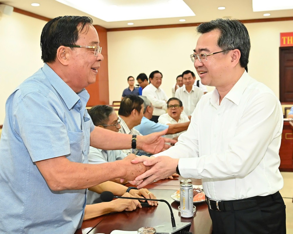 阮青毅常务副书记与退休高级干部交谈。