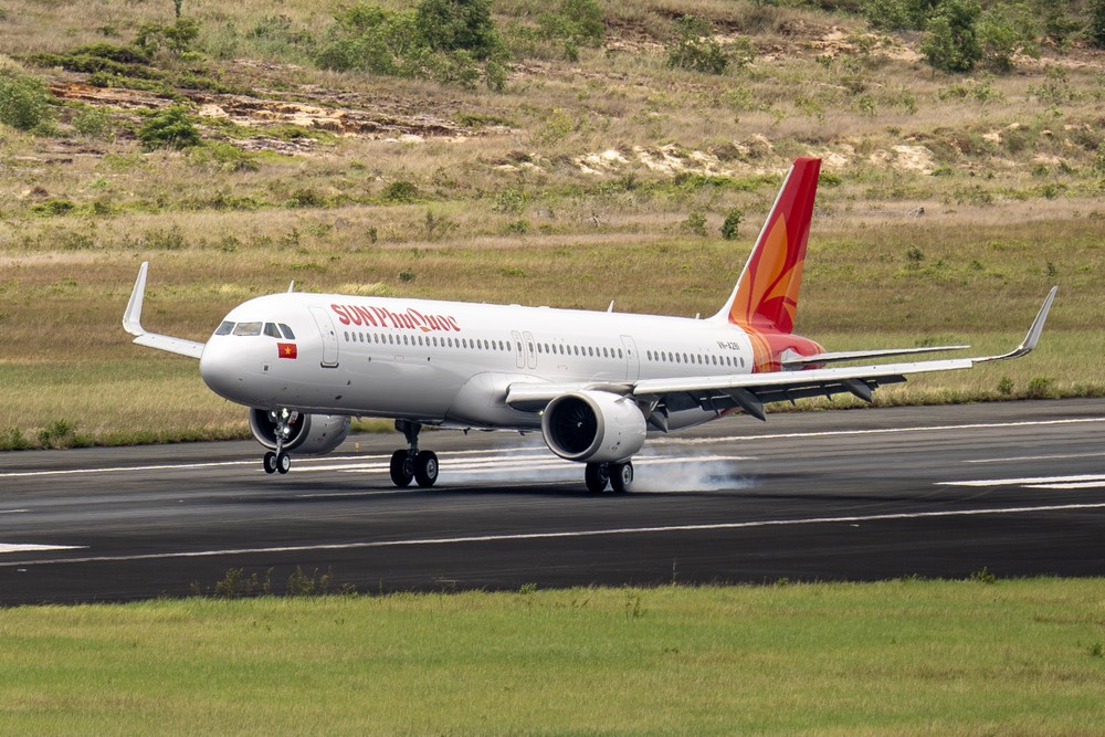 富国太阳航空公司的首架空客A321飞机降落在富国机场。