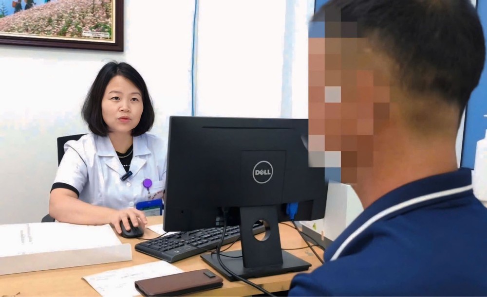 医生为病人看病。