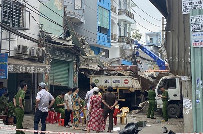 爆炸后，两栋房屋的铁皮屋顶和结构受损。