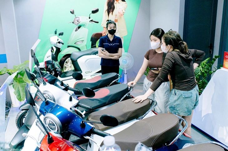 顾客在铃春坊苏玉云街一家代理商听取电动摩托车谘询。