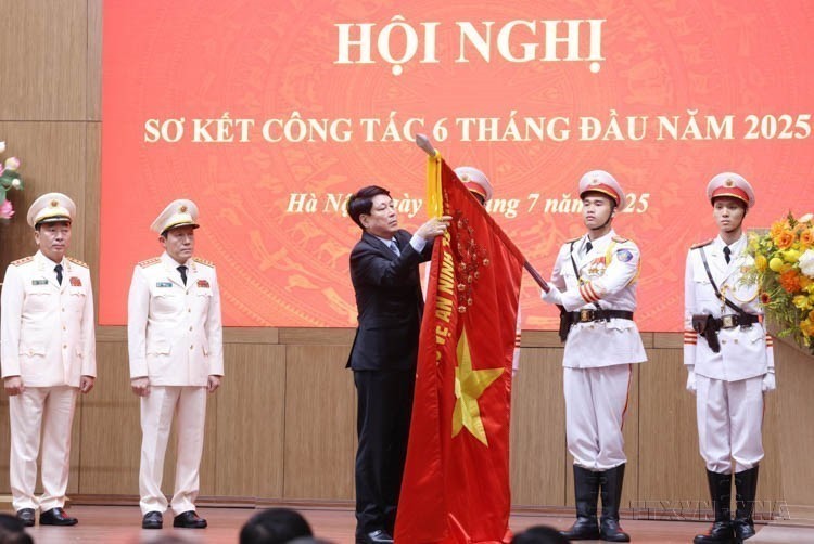 国家主席梁强向公安部授予三等劳动勋章。