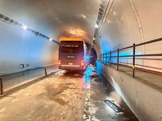 在横岭隧道的交通事故现场。