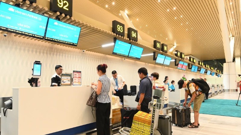 乘客在新山一机场办理登机手续。